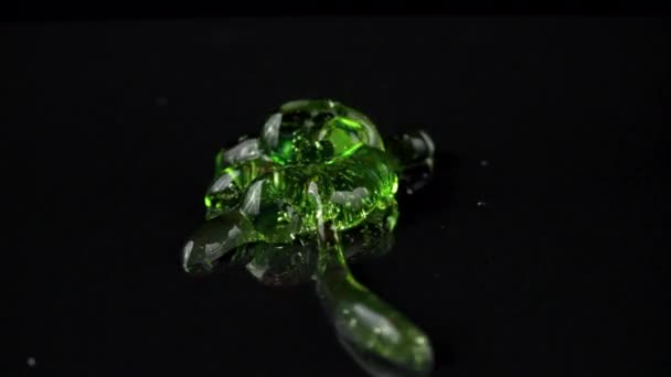 Close-up vídeo de espremido verde bálsamo transparente — Vídeo de Stock