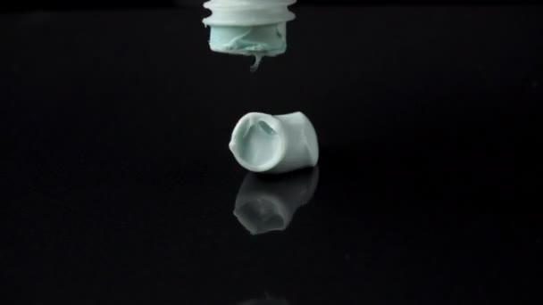 Крупный план сжатой зубной пасты — стоковое видео