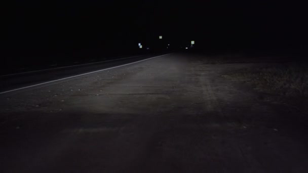 Video van een rijdende auto op de snelweg in de nacht — Stockvideo