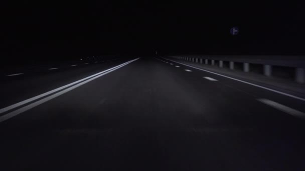 Відео водійського автомобіля на шосе в темряві, вид спереду — стокове відео