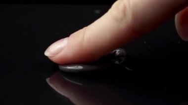 Siyah sıvı kozmetik maskeyi sürerken çekilmiş yakın çekim videosu