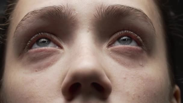 Close-up tiroteio de menina com lágrimas nos olhos — Vídeo de Stock