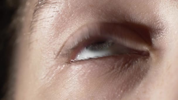 Gros plan vidéo de fille avec des larmes dans les yeux — Video