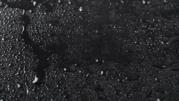 Відео дощових крапель на фоні чорного скла — стокове відео