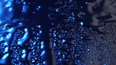 Mavi cam zemin üzerinde yağmur damlalarının görüntüsü