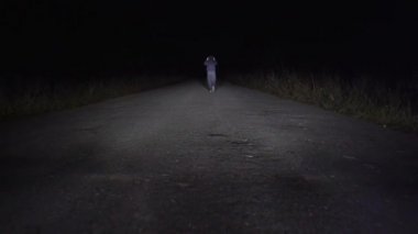 Hareket halindeki bir arabanın videosu ve bırakılan yolcu