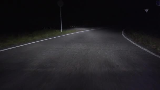 Beelden van een rijdende auto op de snelweg in het donker, vooraanzicht — Stockvideo