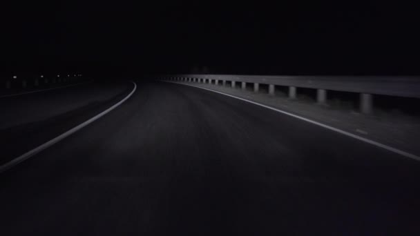 Autorijden op de snelweg in de zomer nacht — Stockvideo