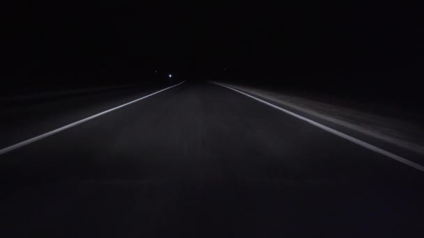 Filmación de un coche en la carretera en la noche — Vídeos de Stock