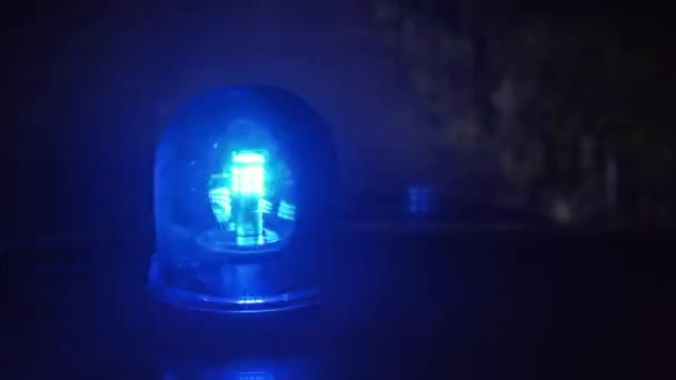 Nagranie obracającego się niebieskiego światła awaryjnego w nocy — Wideo stockowe
