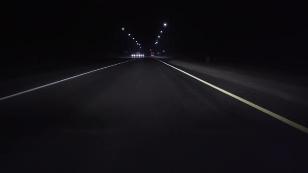 Beelden van een rijdende auto op de snelweg in het donker — Stockvideo