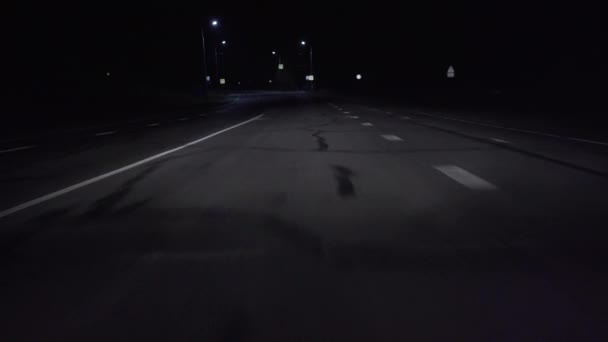 Video van een bewegende auto op de snelweg in de nacht — Stockvideo