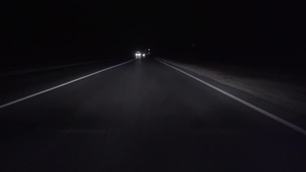 Переміщення автомобіля на шосе в літню ніч — стокове відео