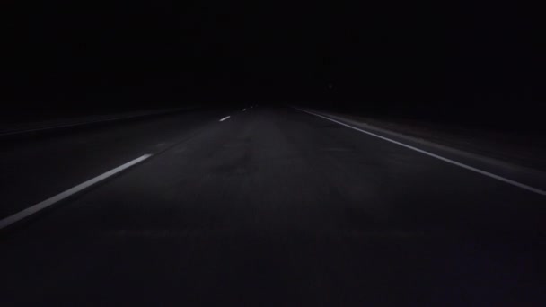 Autorijden op de snelweg in de nacht — Stockvideo