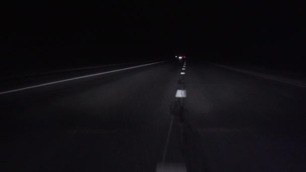 Video van een rijdende auto op de snelweg in het donker — Stockvideo