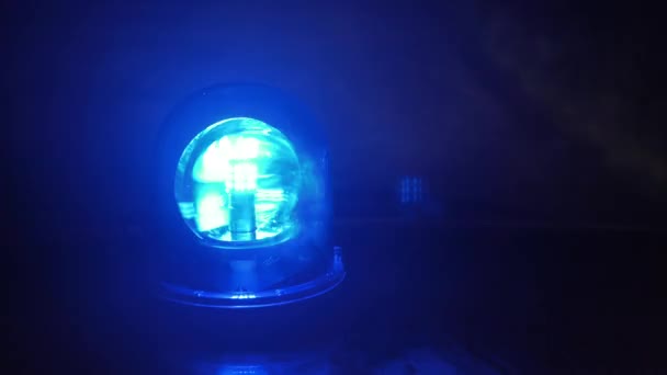 Video de luz de emergencia azul giratoria en la oscuridad — Vídeo de stock