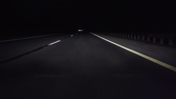 Tiro de um carro de condução na estrada na noite de verão — Vídeo de Stock