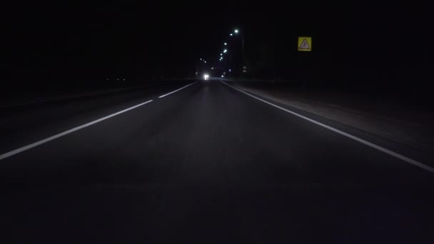 Carro em movimento na estrada durante a noite — Vídeo de Stock