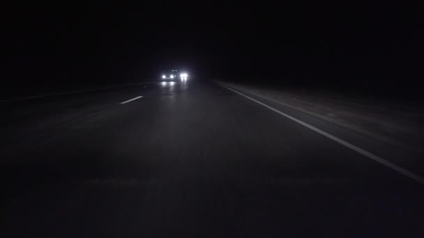Karanlıkta otoyolda bir araba vurmak. — Stok video