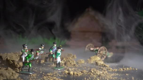 Images de soldats en étain faits à la main et reconstruction de guerre avec de la fumée — Video