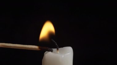 Siyah arkaplanda beyaz bir mumu aydınlatma videosu
