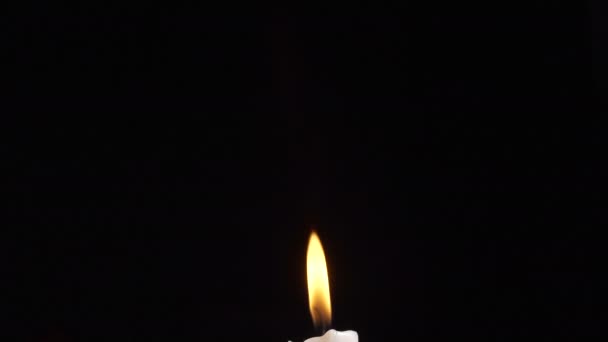 用黑色背景的空隙射点燃的蜡烛 — 图库视频影像