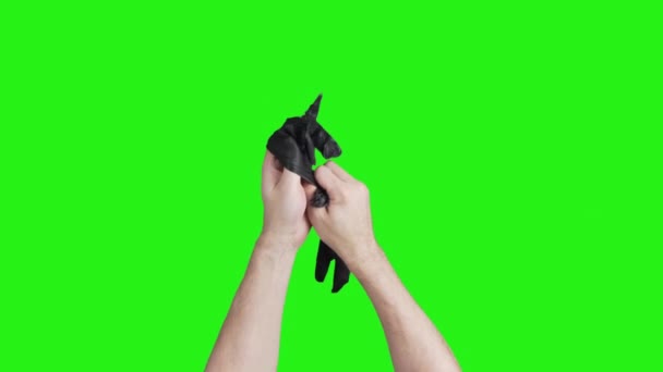 男性双手戴着绿色背景的黑色医用手套的视频 — 图库视频影像
