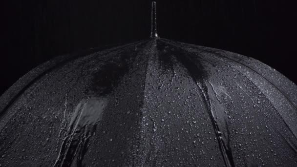 Βίντεο με μαύρη ομπρέλα και σταγόνες νερού σε μαύρο φόντο — Αρχείο Βίντεο