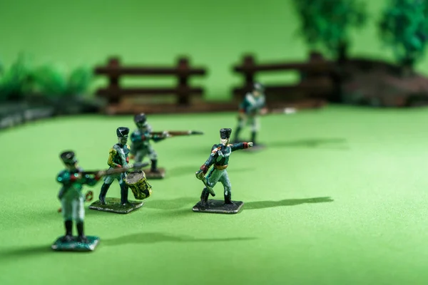 Schot van handgemaakte tinnen soldaten en oorlogsreconstructie — Stockfoto