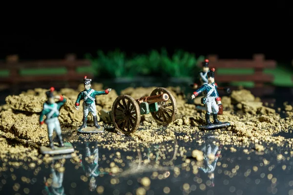 Imagem de soldados de estanho vintage artesanais e reconstrução de guerra — Fotografia de Stock