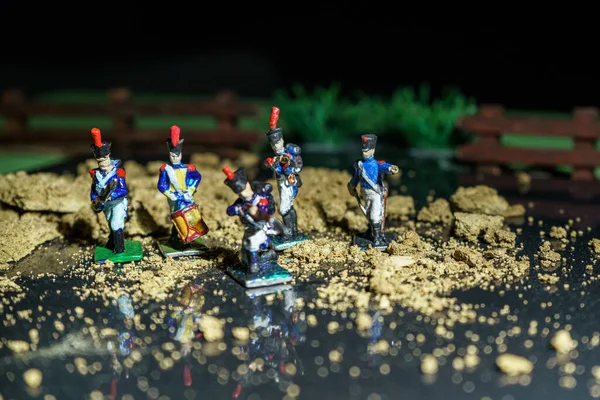 Handgemaakte vintage tinnen soldaten en oorlogsreconstructie — Stockfoto
