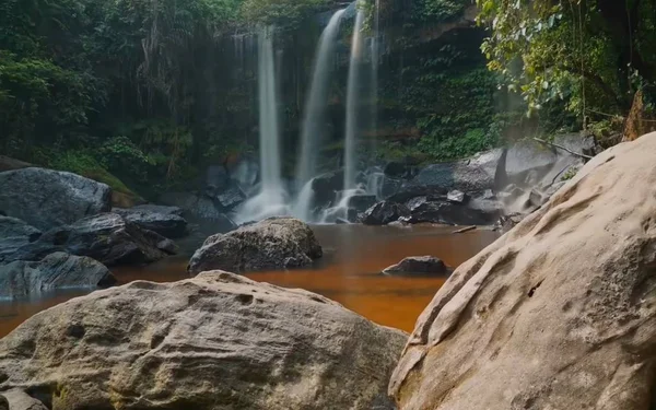 Cascades Hautes Dans Forêt Tropicale — Photo