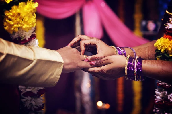 Ring exchange in Indian engagement — Stock Photo, Image