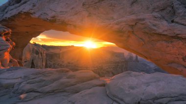 Cliff's kenar kumtaşı Mesa Arch aşağıdaki kırmızı kaya kanyon manzara ikonik bir gündoğumu görünümü çerçeveleme