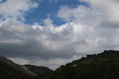 Cielo y nubes entre montaas