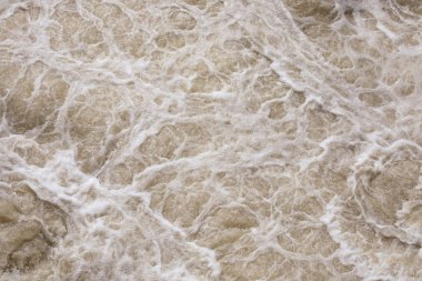 Soyut arka plan, pürüzlü pembe su yüzeyi. Köpüren pembe su. Köpük ve kabarcıklar. Somon, destansı deniz. Ihtişam, ihtişam ve doğa kavramının gücü. Köpük deseni.