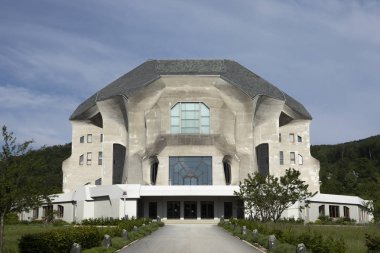 Dornach, Kanton Solothurn/İsviçre - 22.05.2019: Goetheanum girişi. Rudolfa Steiner projesi. Mavi gökyüzü ile merkezi yolu ile binanın ön.