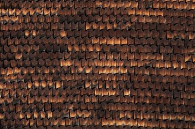 Tahta kiremit dokusu. Ahşap elementler. Kahverengi tonlar. Dekoratif halk sanatı. Çatı kiremitleri.