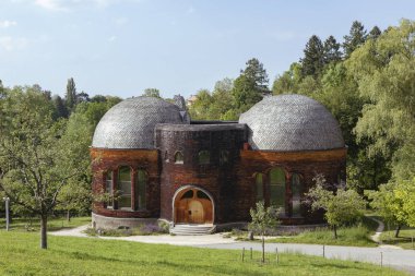 Dornach, Kanton Solothurn/İsviçre - 22.05.2019: Goetheanum, Glass House, çevredeki küçük bina. Rudolf Steiner projesi. Kubbeli karakteristik ahşap bina. Antroposophical Derneği.