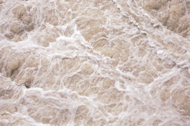 Soyut arka plan, pürüzlü pembe su yüzeyi. Köpüren pembe su. Köpük ve kabarcıklar. Somon, destansı deniz. Yumuşak pembe doğa arka plan. Mermer tarzı desen.