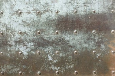 Çok eski, ağır demir kapı yüzeye yakın. Perçin desenli kararmış, paslı metal doku. Grunge yeşil patina ortaçağ kapısı. Bakır Bronz patina arka plan. 