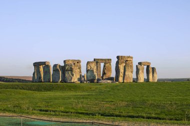 Stonehenge, açık akşam gökyüzü. Wiltshire, İngiltere'de tarih öncesi anıt. Tarihi Neolitik Taşlar. Hiç kimse yok.