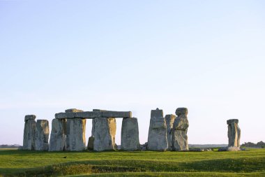 Mavi gökyüzünün altında stonehenge. Yaz. Ingiltere. Site görünümü