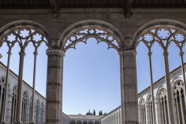 Camposanto Monumentale di Pisa 'nın iç avlusuna bakın. Anıtsal mezarlık, iç avlu. Süslü sütunlar ve kemerler. İç mekan. İtalya, Toskana.