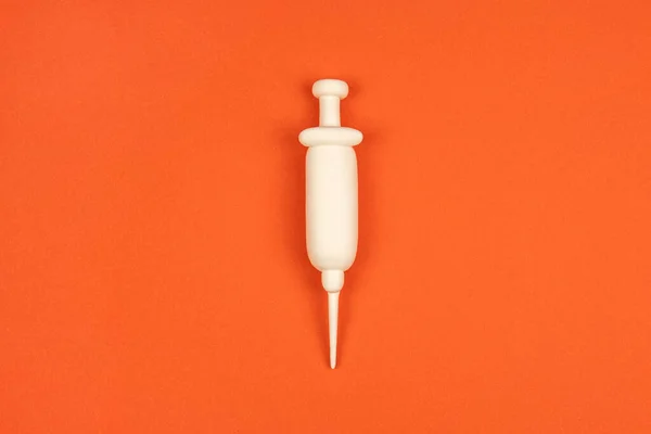Injekční Stříkačka Model Červeném Pozadí Vakcinační Koncept Intramuskulární Nebo Intravenózní — Stock fotografie