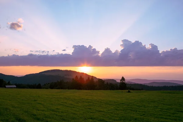 Γραφικό Ηλιοβασίλεμα Πάνω Από Βουνά Jura Ελβετία Όμορφα Σύννεφα Και — Φωτογραφία Αρχείου