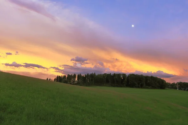 Magischer Abendhimmel Bunte Sonnenuntergangswolken Mit Mond Dämmerungslandschaft Jura Gebirge Schweiz — Stockfoto
