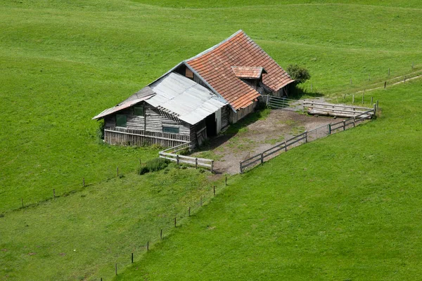 Yeşil Çayırlardaki Eski Ahır Yukarıdan Manzaralı Jura Sviçre — Stok fotoğraf