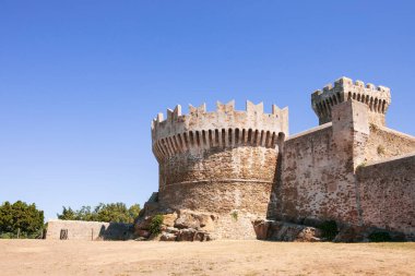Populonia Kalesi, Toskana, İtalya, Piombino köyü, yaz zamanı, stok fotoğrafı.
