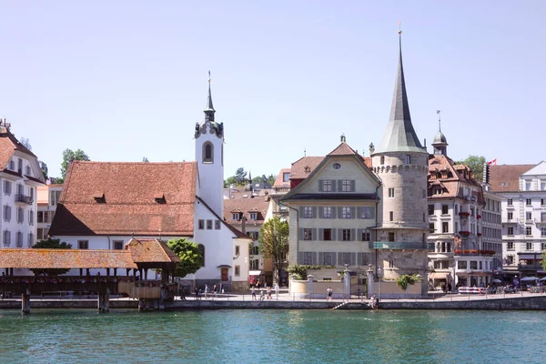 Cityscape Της Lucerne Όχθη Του Ποταμού Παλιά Αρχιτεκτονική Αγνώριστους Ανθρώπους — Φωτογραφία Αρχείου